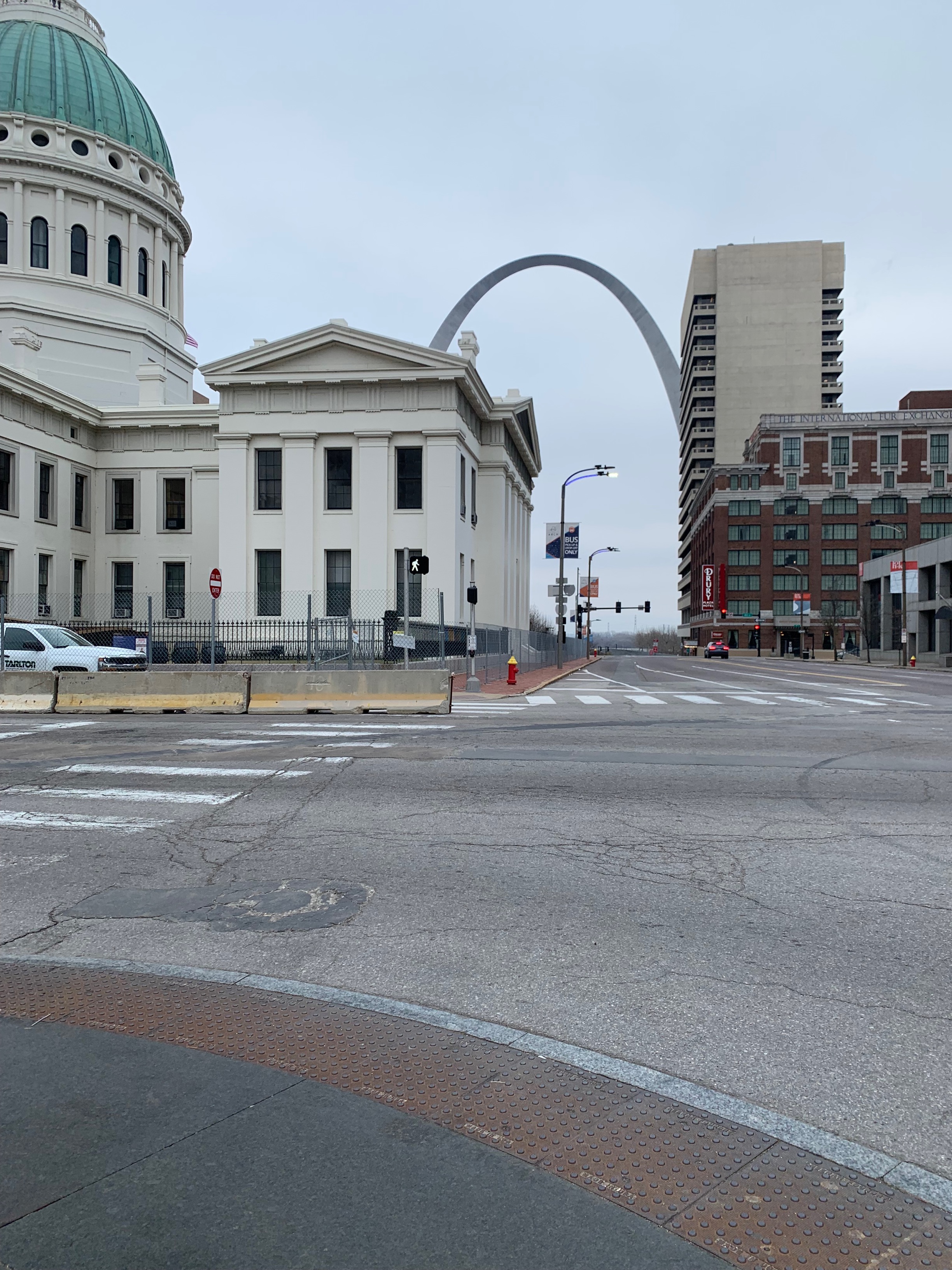 Courthouse, apartments, and Arch on street in St. Louis
